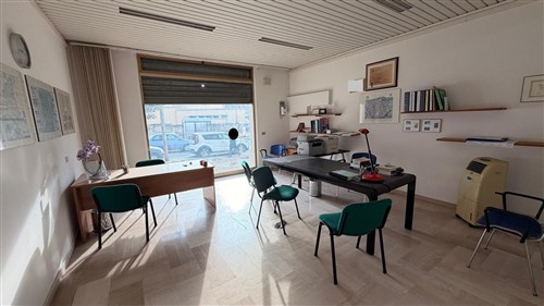Locale Angolare, Ottima Visibilit&agrave;, 2 vetrine, Ideale Come Studio.